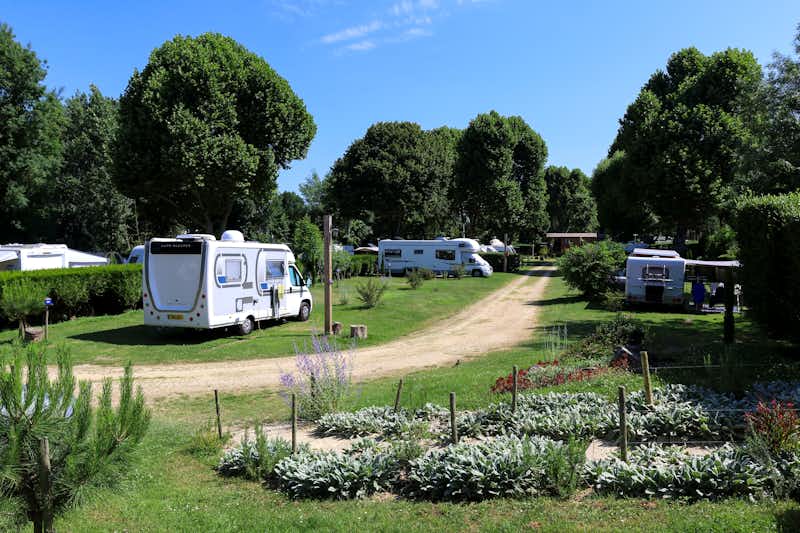 Flower Camping Les Nobis d'Anjou -  Wohnmobilstellplätze und Wohnwagenstellplätze auf dem Campingplatz 