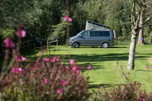 Flower Camping Les Nobis d'Anjou - Campingvan auf dem Campingplatz