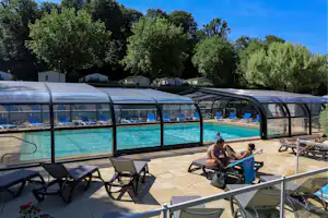 Flower Camping Les Nobis d'Anjou - Hallen- und Freibad mit Liegestühlen auf dem Campingplatz
