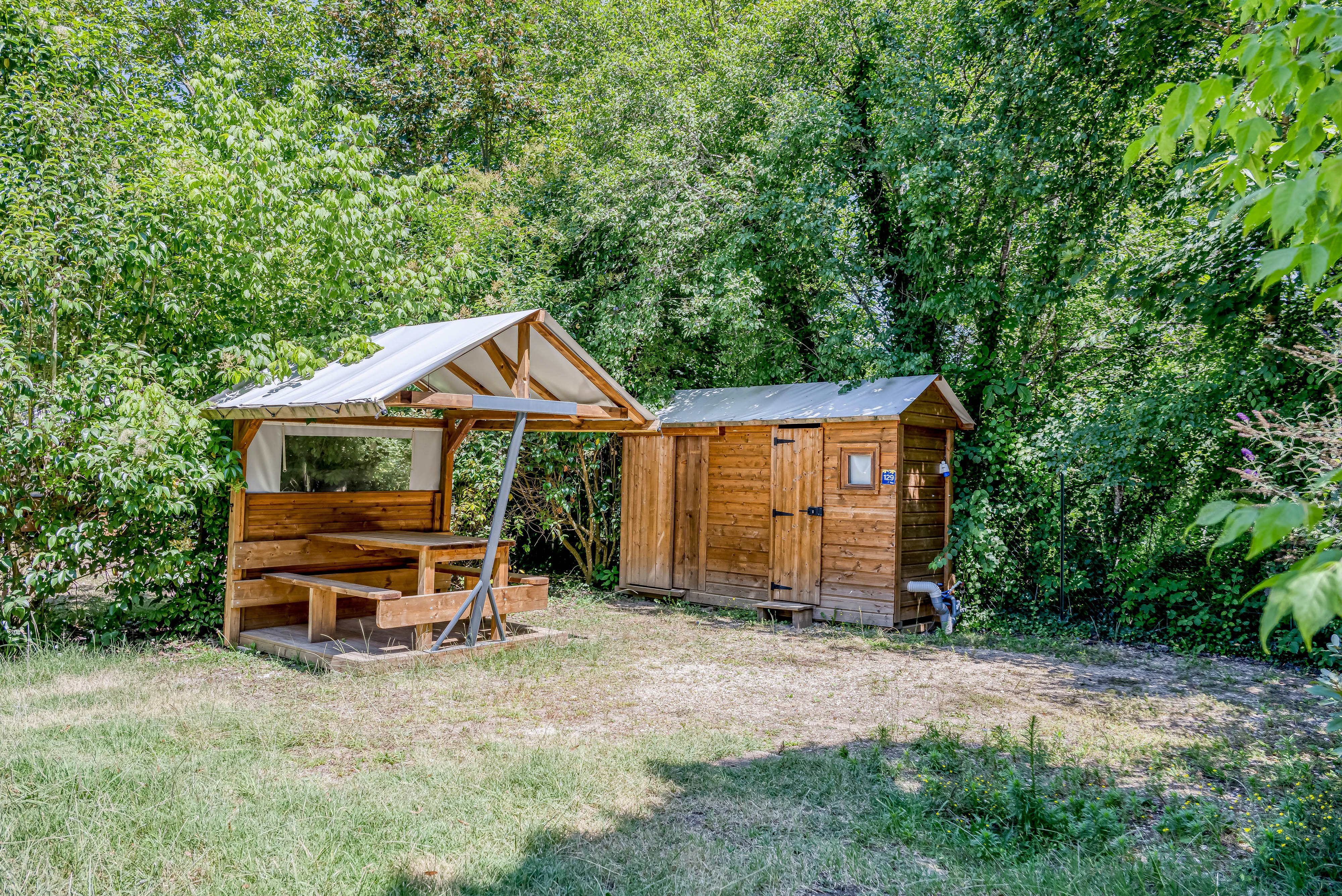 Flower Camping Les Ondines - Standplätze im Grünen auf dem Campingplatz