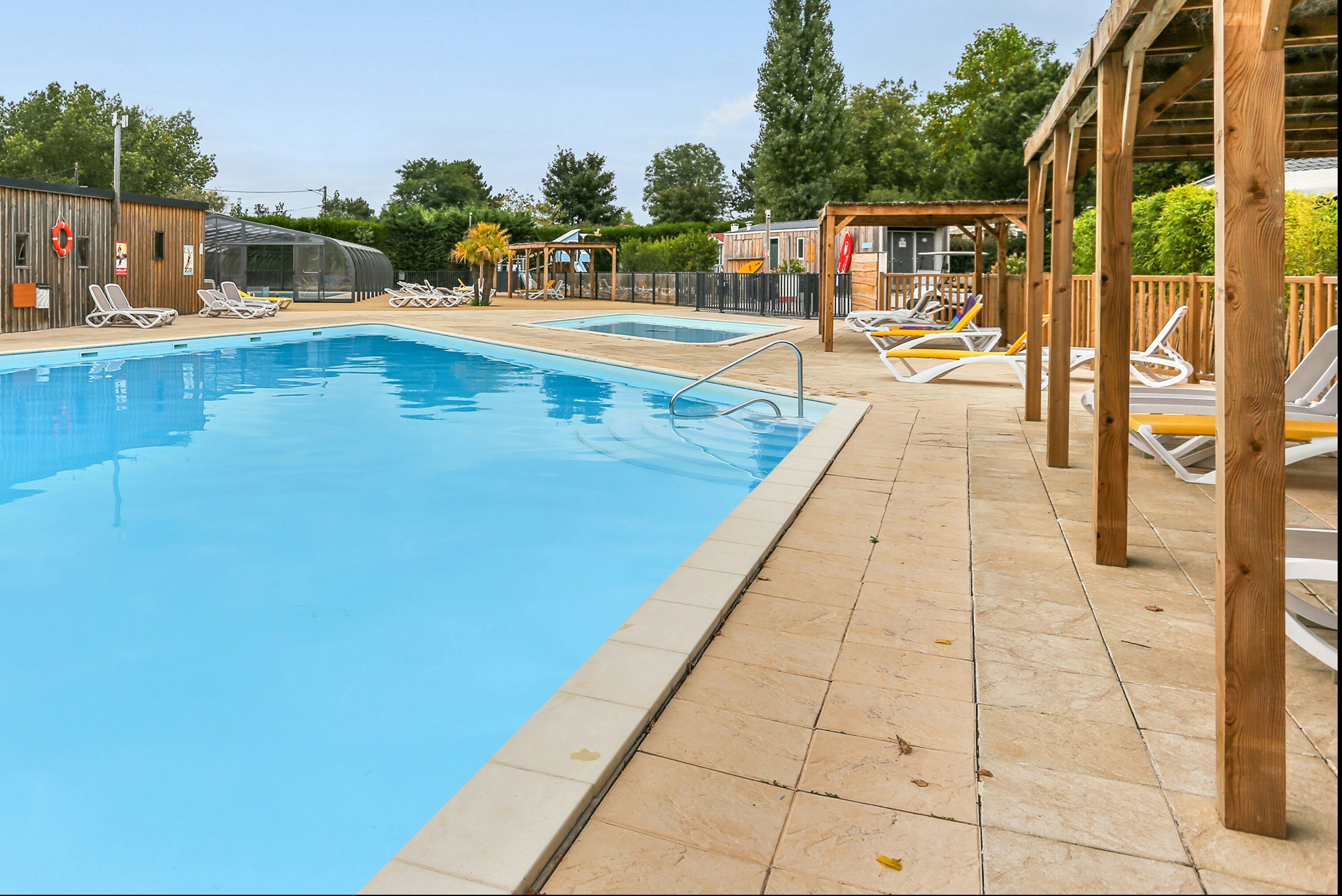 Camping Paradis Les Pins Royan  - Pool im Freien mit Liegestühlen