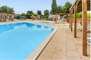 Camping Paradis Les Pins Royan - Pool im Freien mit Liegestühlen