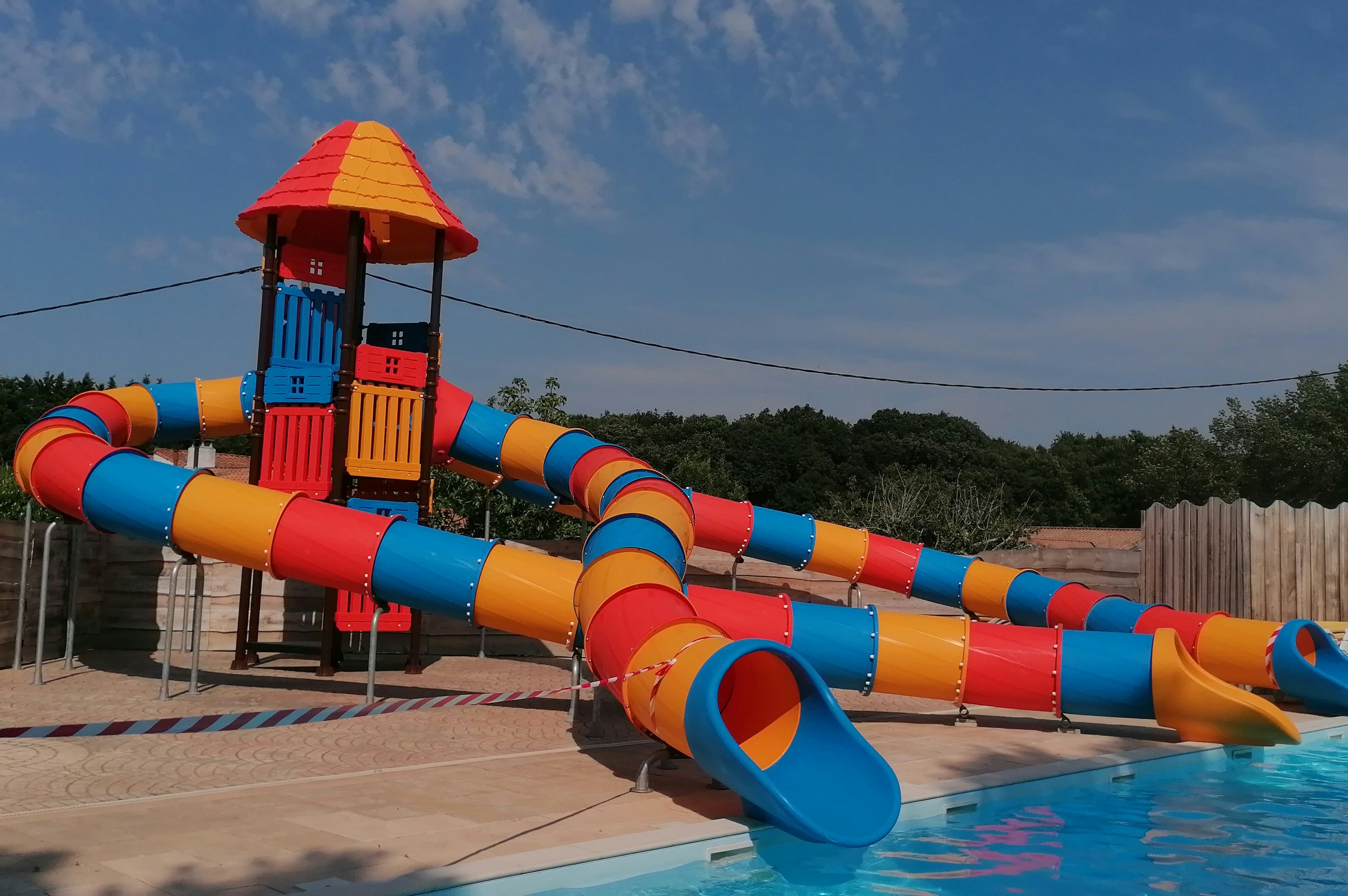 Camping Paradis Les Pins Royan  - Rutschen im Freibad des Campingplatzes