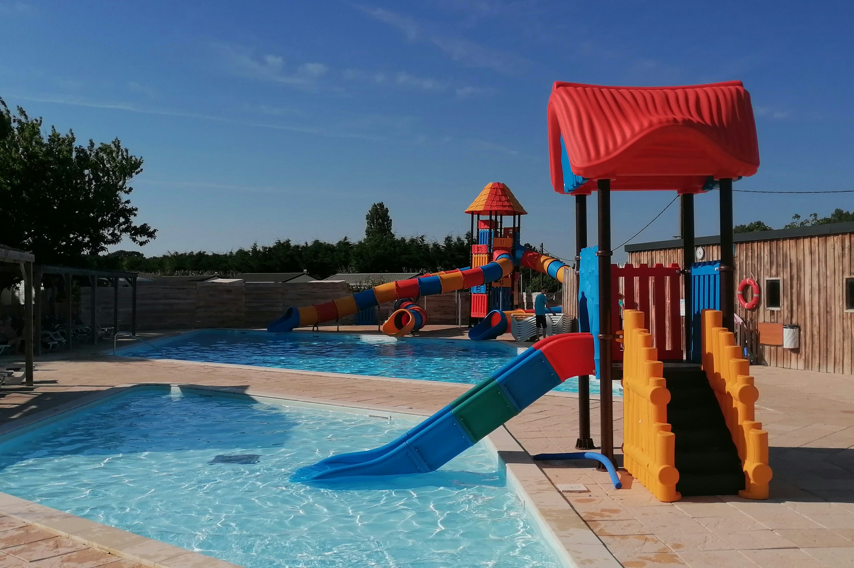 Camping Paradis Les Pins Royan - Freibad mit Kinderbecken auf dem Campingplatz