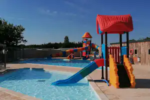 Camping Paradis Les Pins Royan - Freibad mit Kinderbecken auf dem Campingplatz