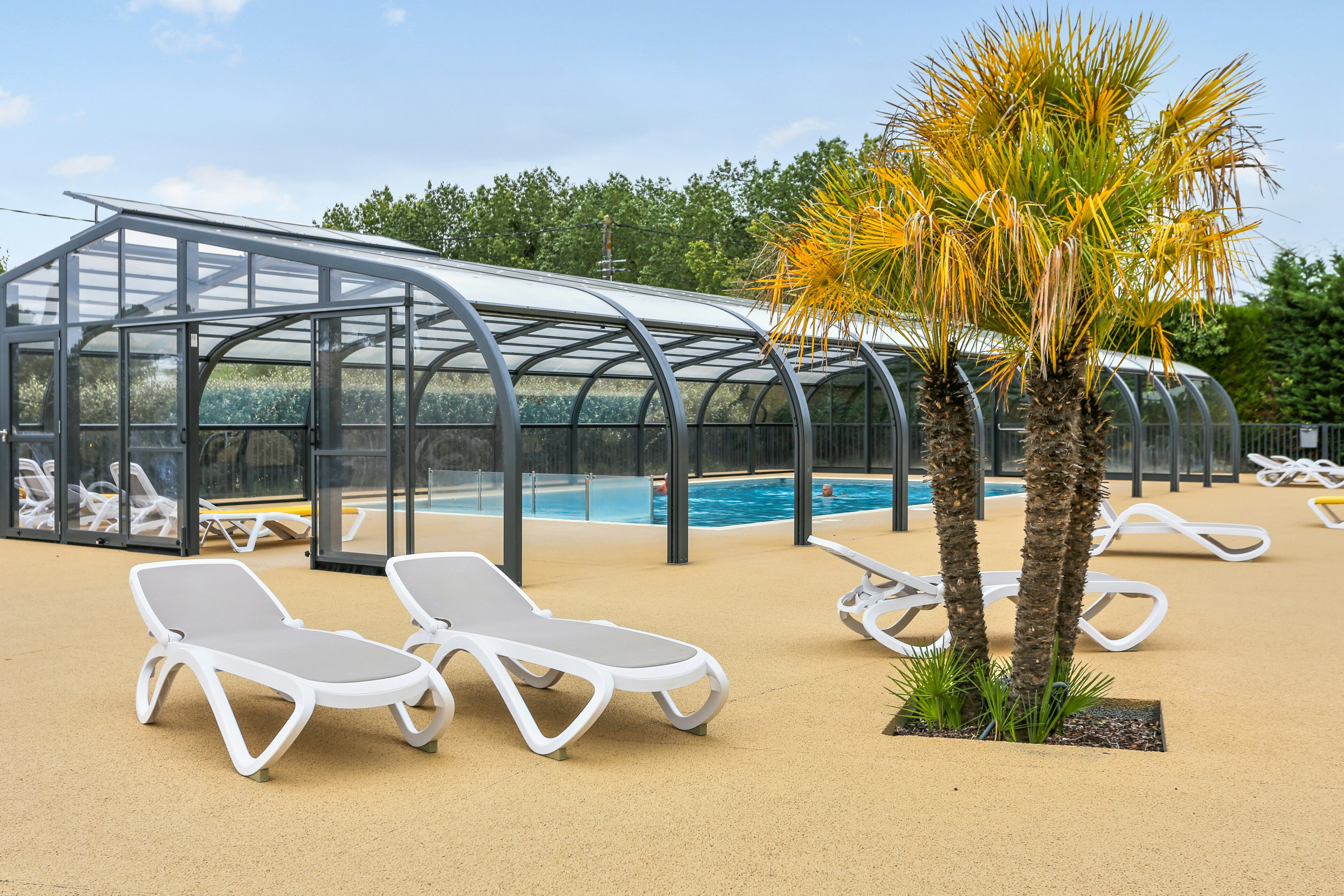 Camping Paradis Les Pins Royan - Liegestühle am Pool des Campingplatzes