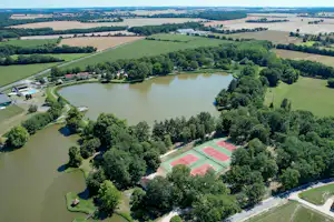 Camping des Étangs Flower Camping Les Étangs - Luftaufnahme des Campingplatzes an zwei Seen