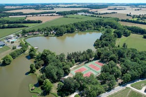 Camping des Étangs Flower Camping Les Étangs - Luftaufnahme des Campingplatzes an zwei Seen