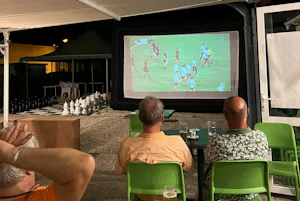 Camping des Étangs Flower Camping Les Étangs - Camper sehen sich am Abend gemeinsam Fußballübertragungen auf der Terrasse an