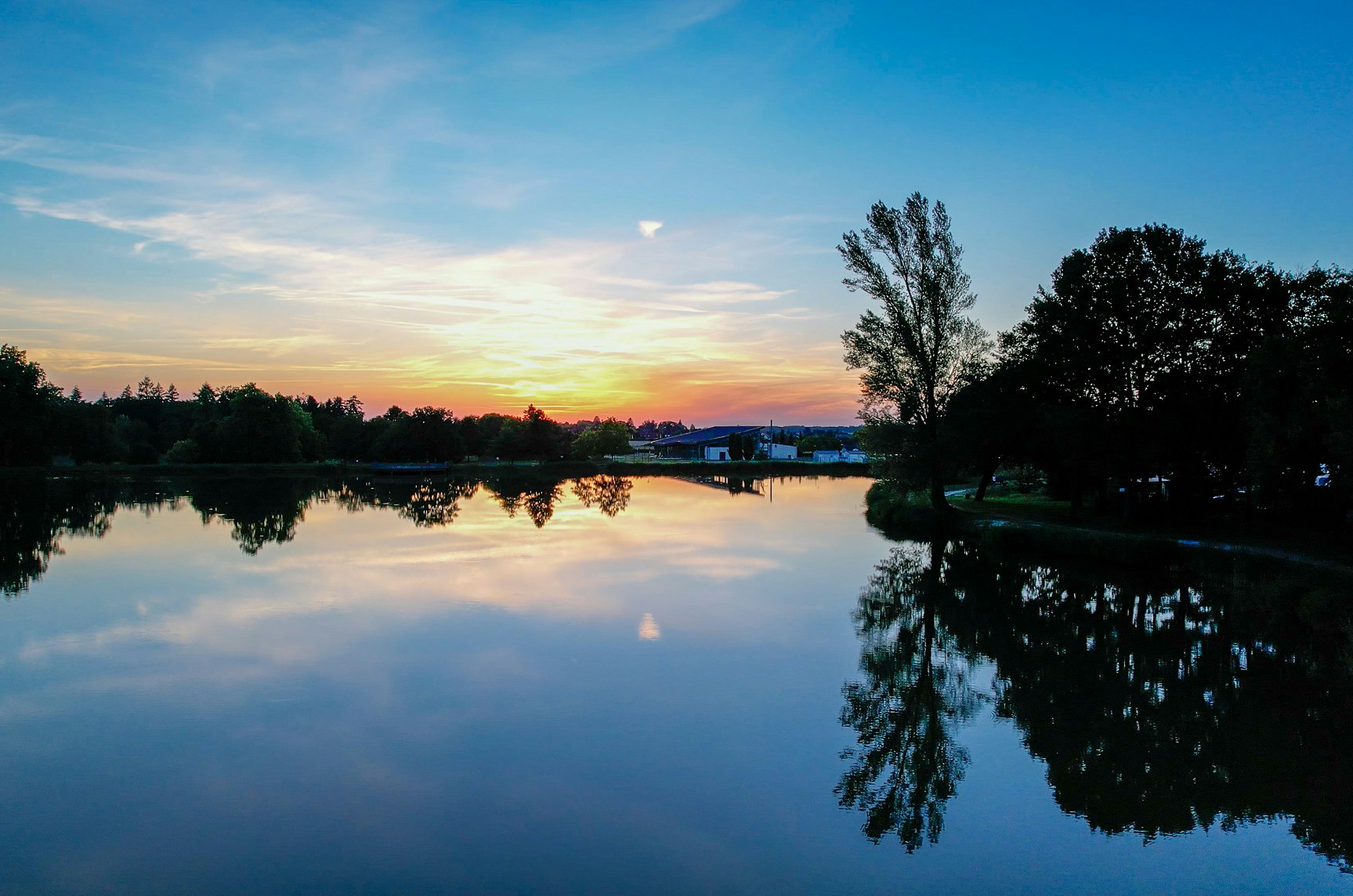 Camping des Étangs  Flower Camping Les Étangs - Sonnenuntergang über dem See