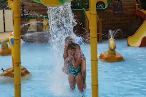 Capocamping Les Terrasses du Lac Flower Camping Les Terrasses du Lac - Kinder beim Spielen im Wasserpark