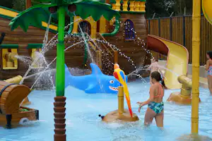 Capocamping Les Terrasses du Lac Flower Camping Les Terrasses du Lac - Kinderbereich im Pool