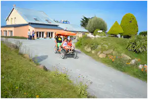 Flower Camping Les Utah Beach - Empfang auf dem Campingplatz mit spielenden Kindern