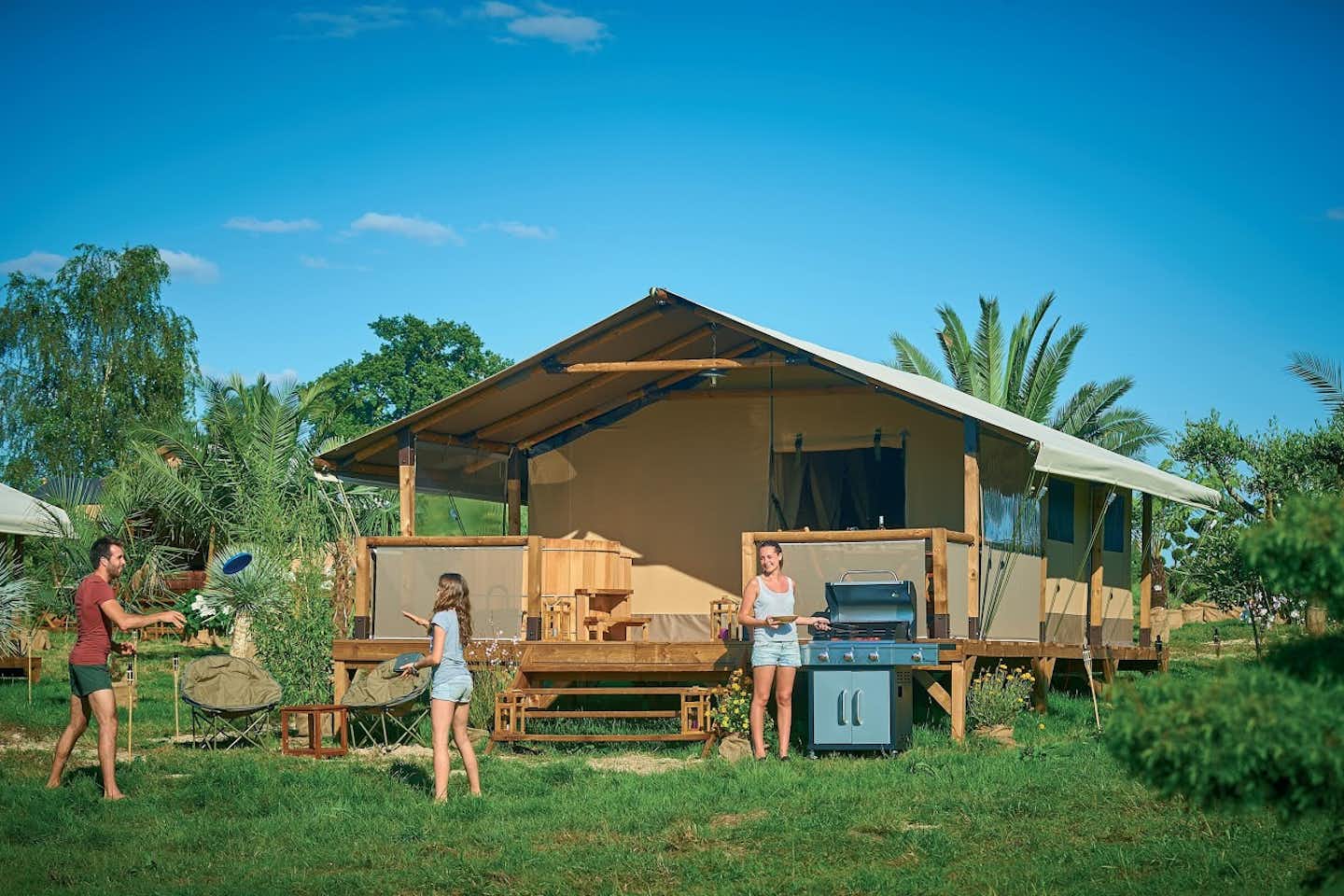 Flower Camping Les Vertes Feuilles - Glamping Safarizelt mit überdachter Veranda und davor spielenden Campern