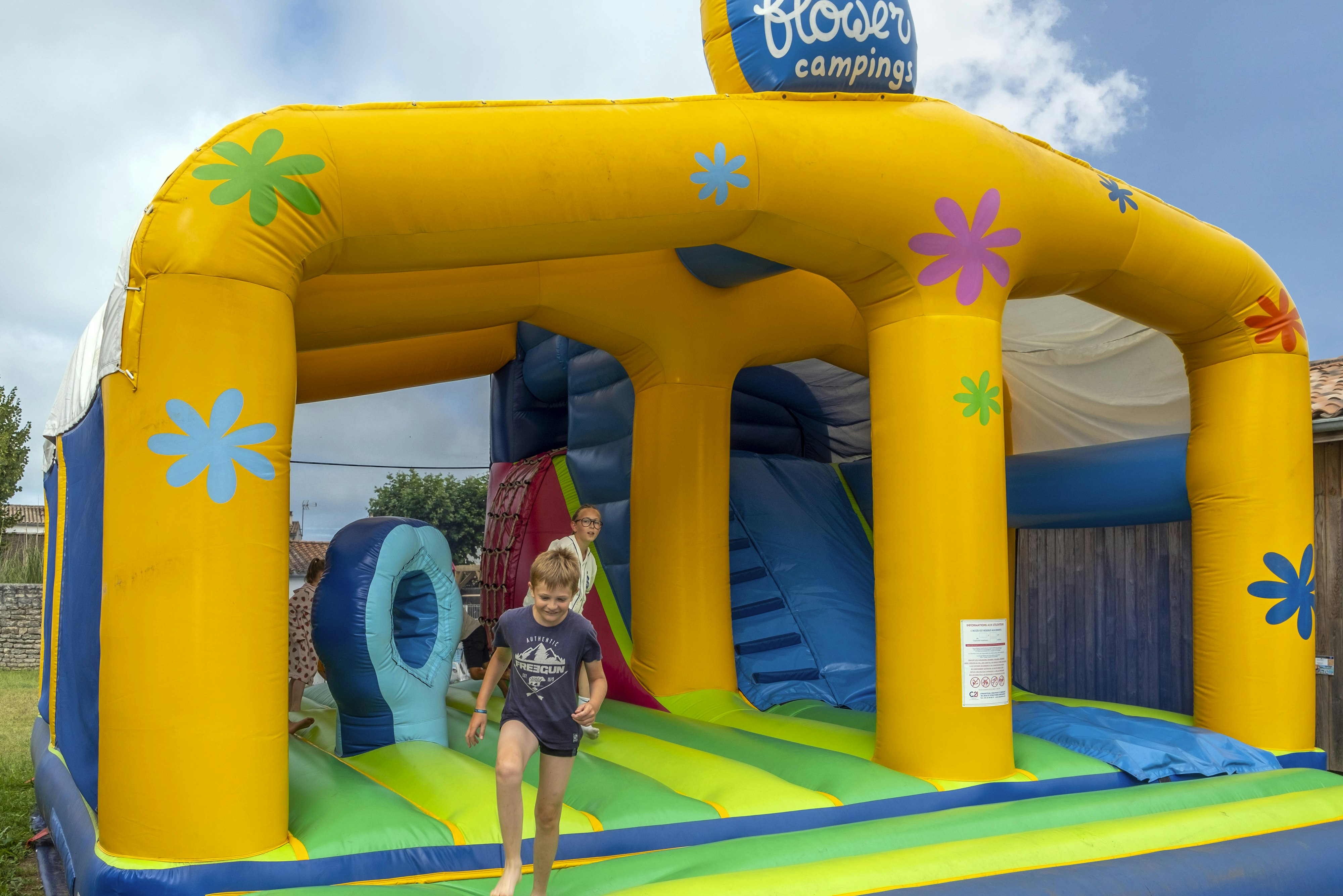 FLOWER Camping l’Escale du Perthuis  - Hüpfburgen für Kinder auf dem Campingplatz