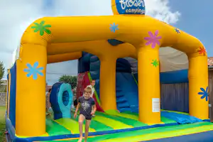 FLOWER Camping l’Escale du Perthuis - Hüpfburgen für Kinder auf dem Campingplatz