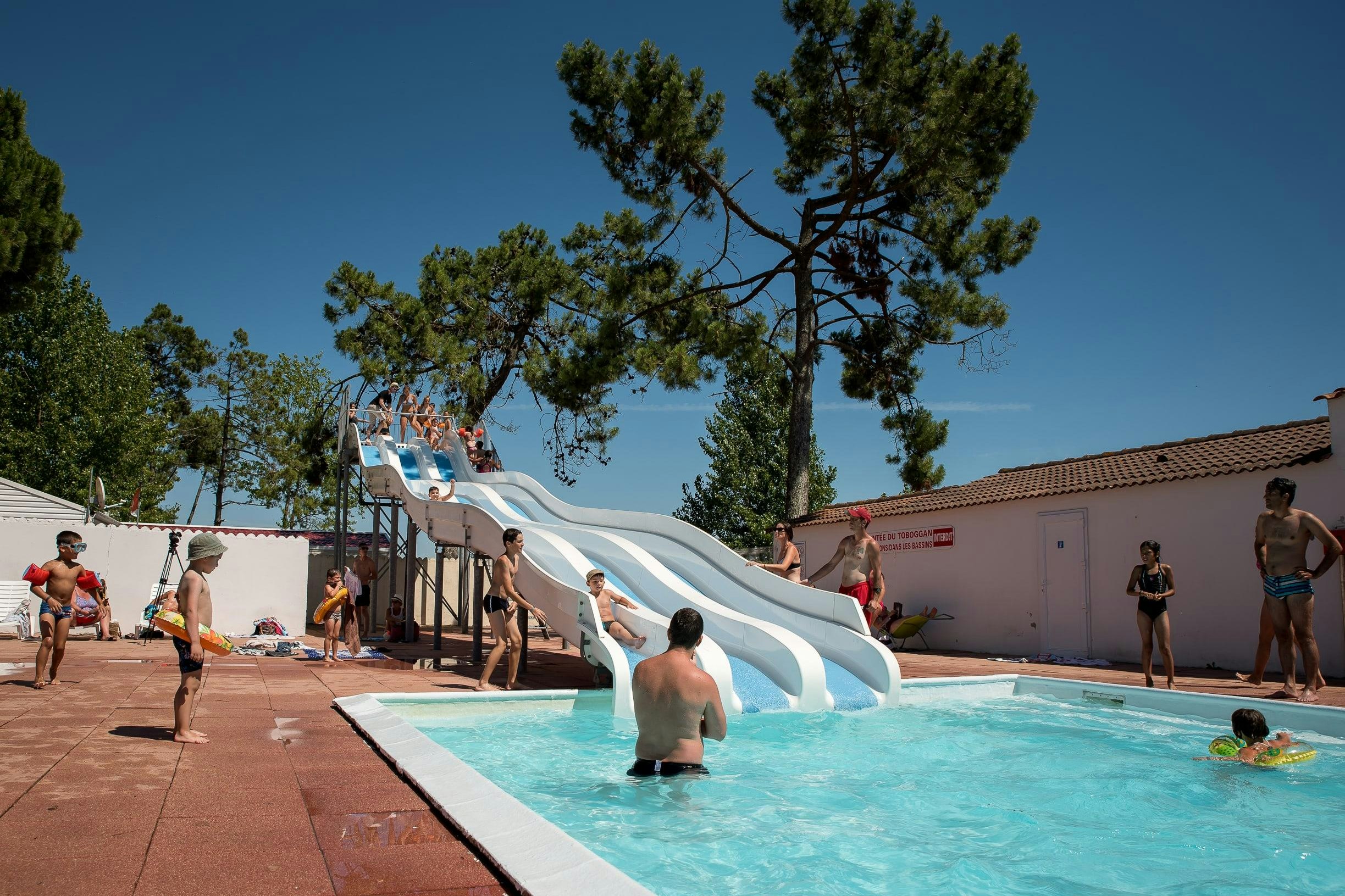 FLOWER Camping l’Escale du Perthuis  - Rutschen im Freibad des Campingplatzes