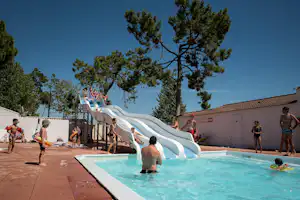 FLOWER Camping l’Escale du Perthuis - Rutschen im Freibad des Campingplatzes