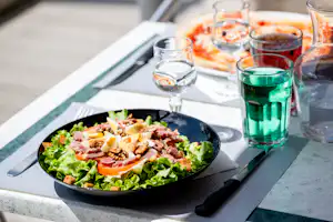 FLOWER Camping l’Escale du Perthuis - Speisen aus dem Restaurant des Campingplatzes