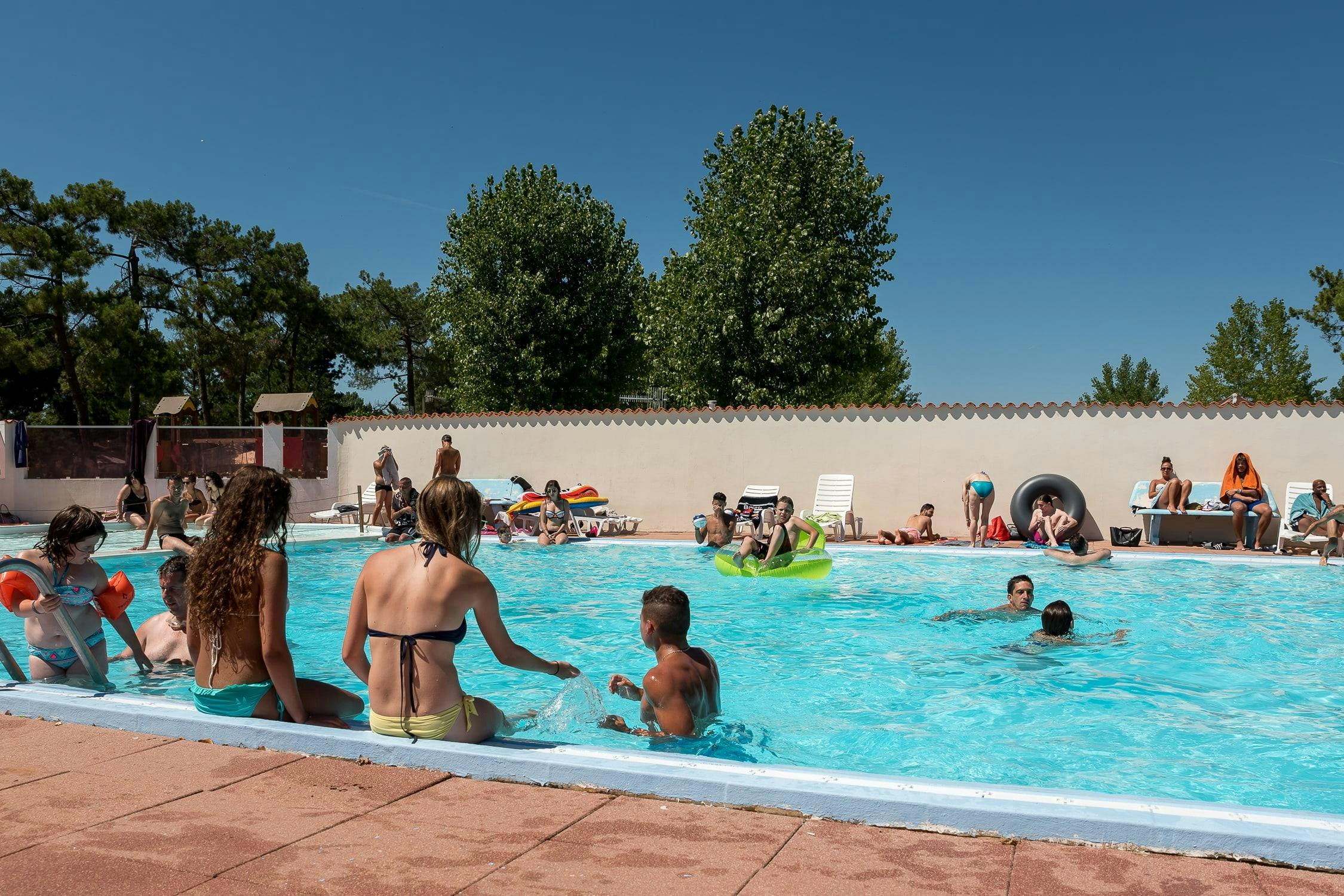 FLOWER Camping l’Escale du Perthuis - Freibad auf dem Campingplatz