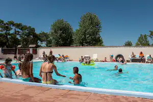 FLOWER Camping l’Escale du Perthuis - Freibad auf dem Campingplatz
