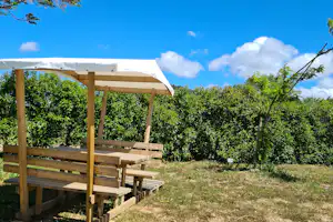 Flower Camping Olivigne - Überdachte Sitzecke im grünen auf dem Campingplatz