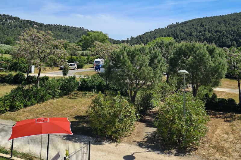 Flower Camping Olivigne - Blick auf die Standplätze von Hecken getrennt