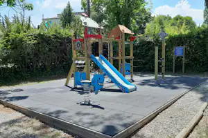 Flower Camping Provence Vallée - Kinderspielplatz mit Klettergerüst