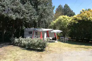 Flower Camping Provence Vallée - Stellplatz zwischen den Bäumen