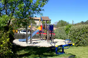 Flower Camping Saint-Amand - Kinderspielplatz mit Klettergerüst, Wippe und Rutsche