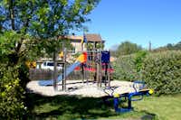 Flower Camping Saint-Amand - Kinderspielplatz mit Klettergerüst, Wippe und Rutsche