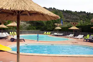 Flower Camping Saint-Amand - Poolbereich mit Sonnenliegen