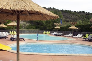 Flower Camping Saint-Amand - Poolbereich mit Sonnenliegen