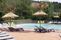 Flower Camping Saint-Amand - Swimmingpool mit Liegestühlen und Sonnenschirmen