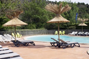 Flower Camping Saint-Amand - Swimmingpool mit Liegestühlen und Sonnenschirmen