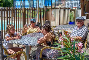 Flower Camping Saint-Martin - Restaurant mit Terrasse auf dem Campingplatz