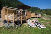 Flower Camping Verte Vallee  -  Mobilheime vom Campingplatz mit Veranden und Liegestühlen auf grüner Wiese