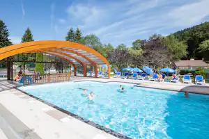 Flower Camping Verte Vallee - Pool vom Campingplatz mit Sonnenschirmen und Liegestühlen
