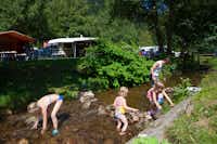 Flower Camping Verte Vallee  - spielende Kinder im Fluss vom Campingplatz