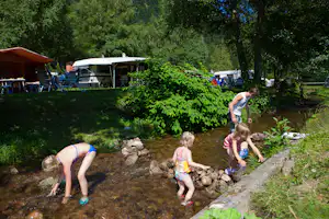 Flower Camping Verte Vallee - spielende Kinder im Fluss vom Campingplatz