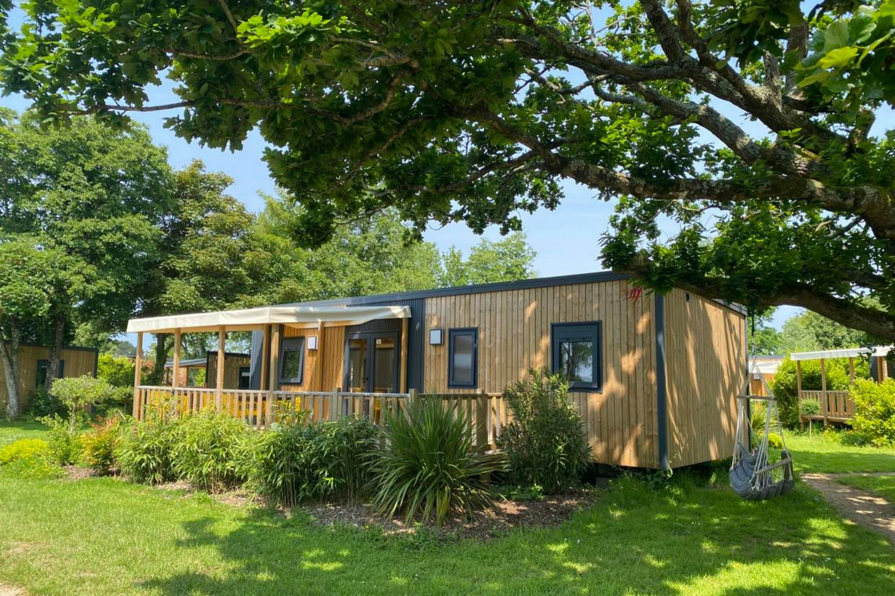 Flower Domaine de Mesqueau  - Mobilheim mit Terrasse auf dem Campingplatz