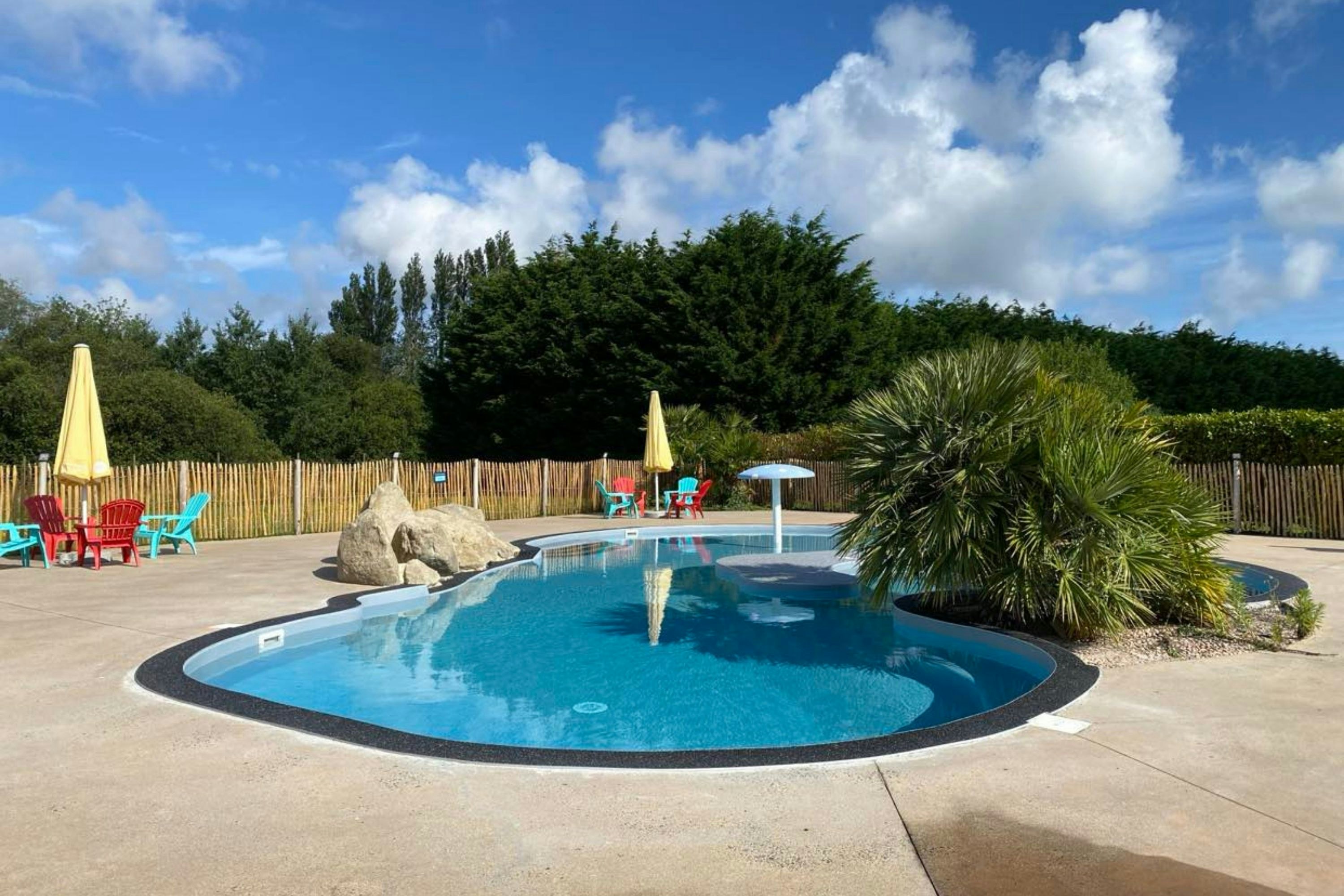 Flower Domaine de Mesqueau - Pool auf dem Campingplatz