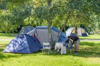 Flower Domaine de Mesqueau - Zelt zwischen Bäumen mit Camper und Kind davor