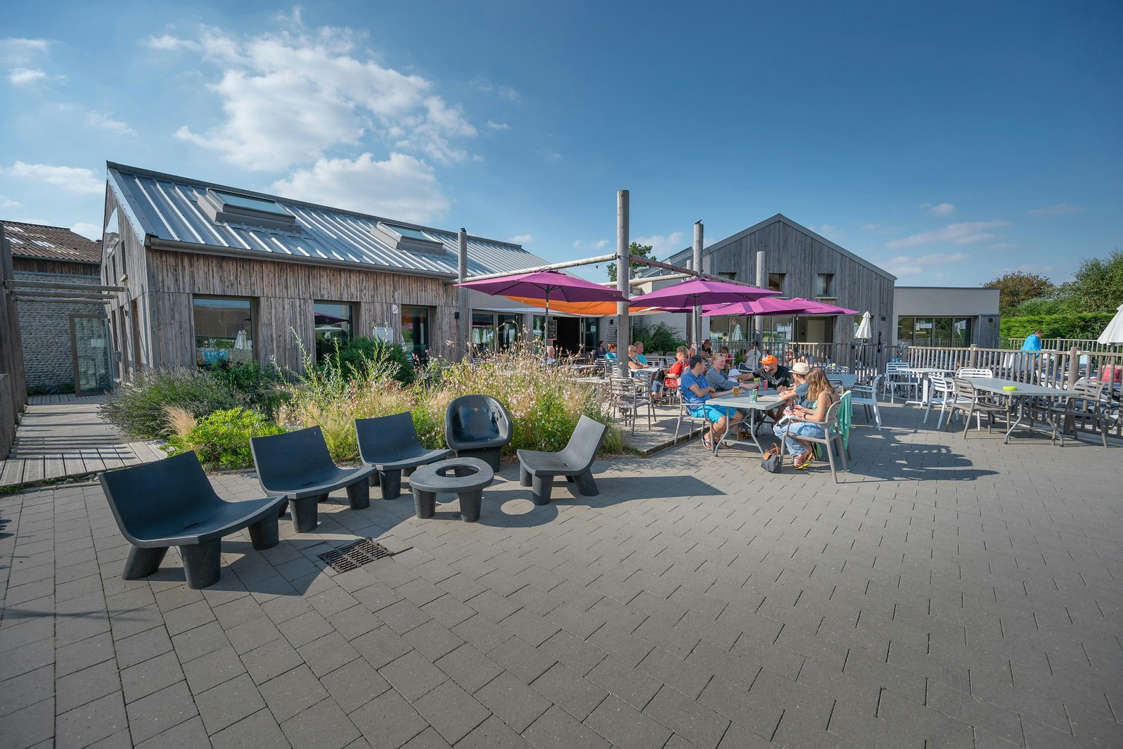 Flowercamping Les Aubépines - Sitzbereich am Kisok des Campingplatzes