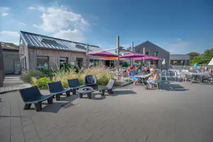 Flowercamping Les Aubépines - Sitzbereich am Kisok des Campingplatzes