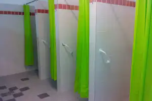 Fényes Camping- Sanitärgebäude mit Duschen