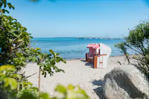 Camping Fördeferien Bockholmwik - Blick vom Campingplatz auf die Förde mit Strandkorb