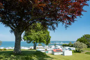 Camping Fördeferien Bockholmwik - Campingplatz Außenbereich mit Blick auf die Förde