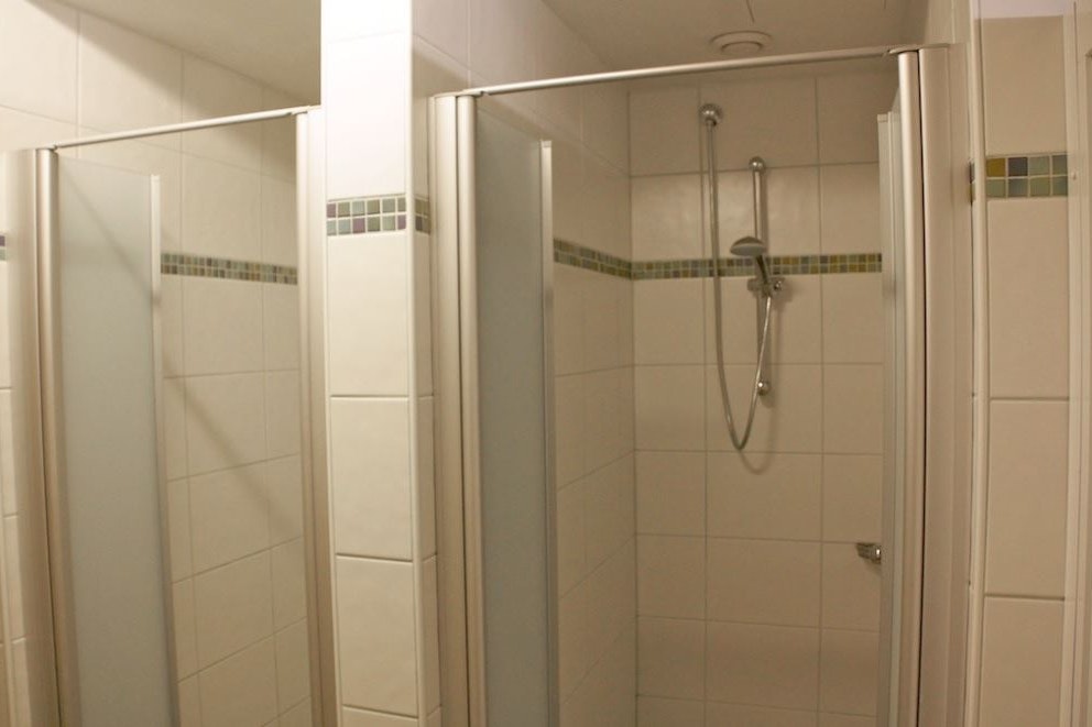 Forellencamp - Duschen im Sanitärbereich