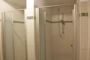 Forellencamp - Duschen im Sanitärbereich